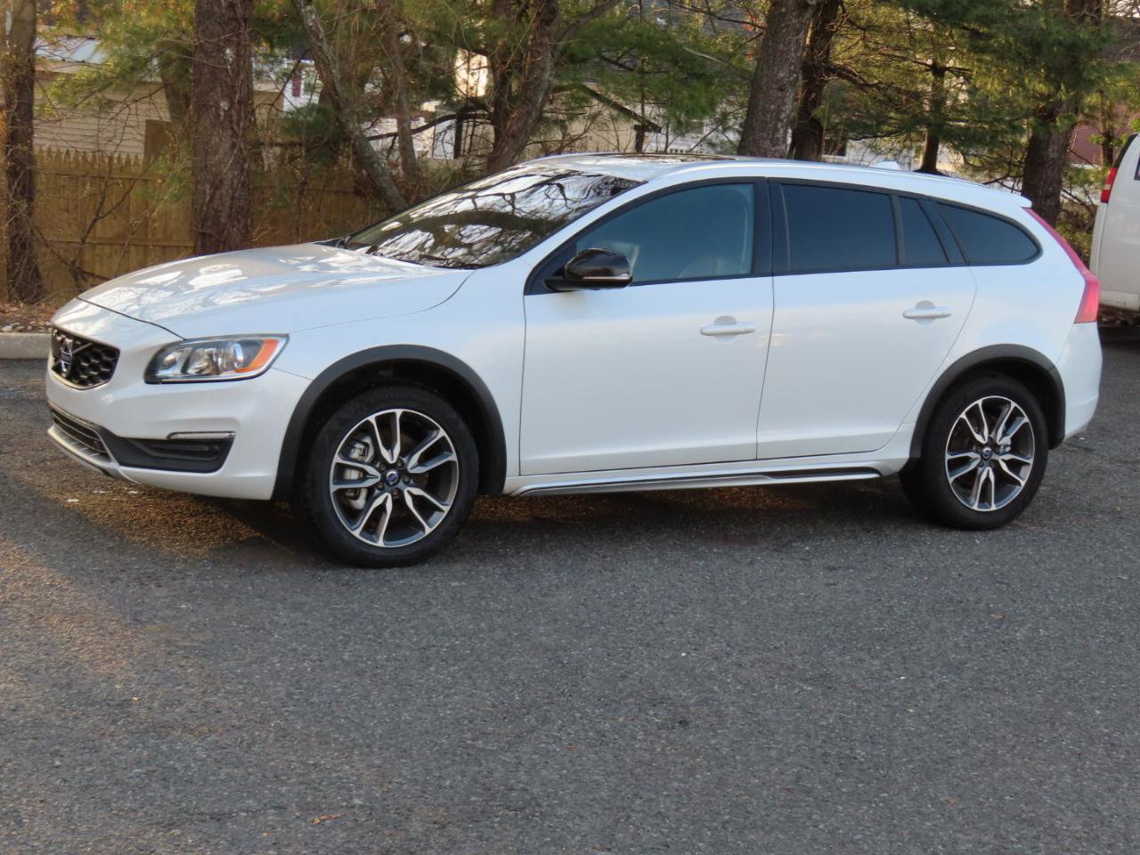 Used 2018 Volvo V60 T5 Cross Country w/ Convenience Package image 4