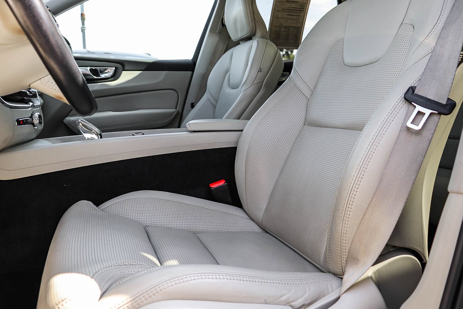 Used 2023 Volvo XC60 B5 Ultimate w/ Climate Package FWD image 23