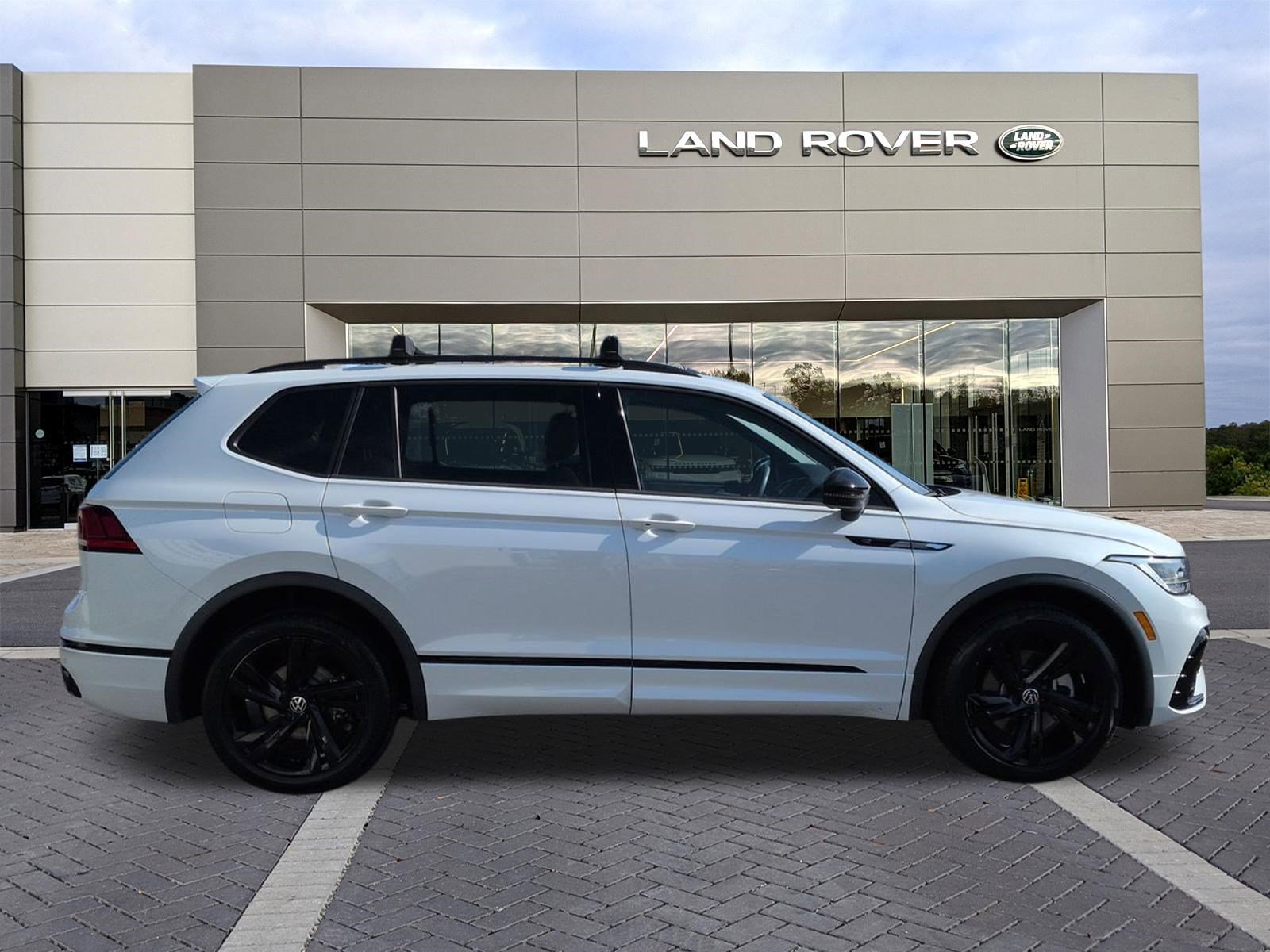 Used 2023 Volkswagen Tiguan SE R-Line image 4