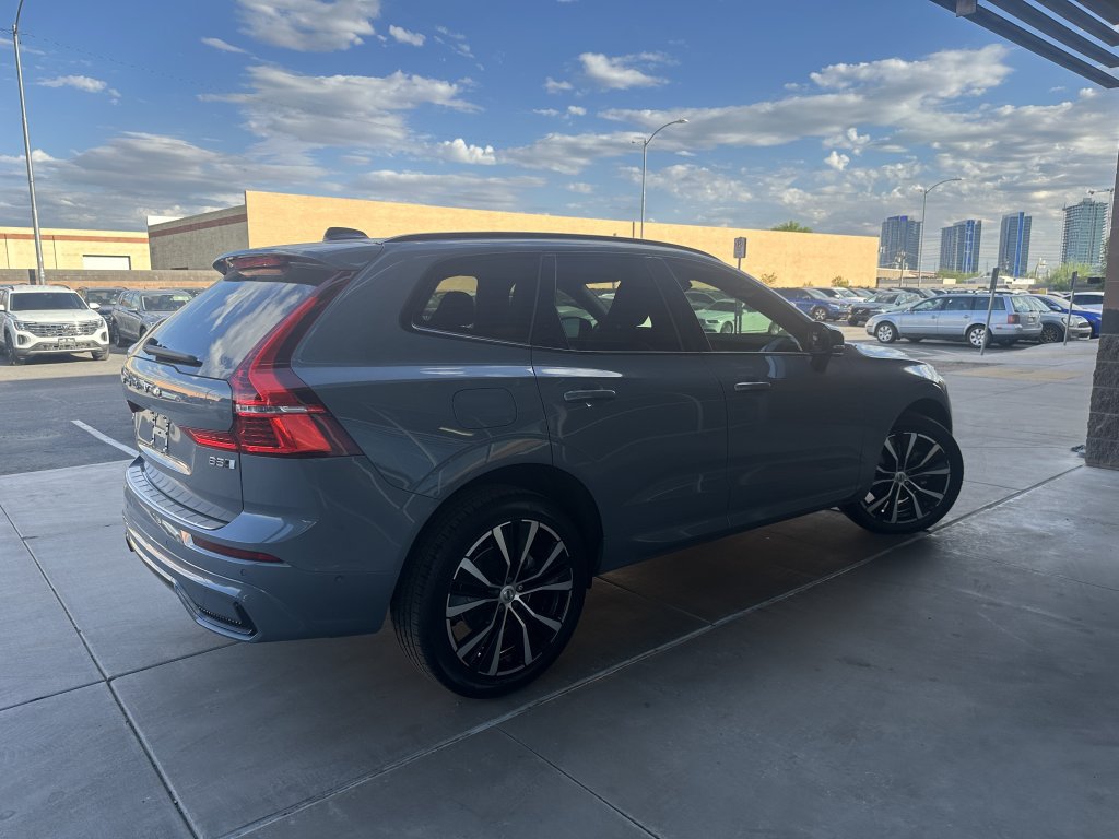 Used 2023 Volvo XC60 B5 Plus w/ Climate Package AWD/4WD image 3