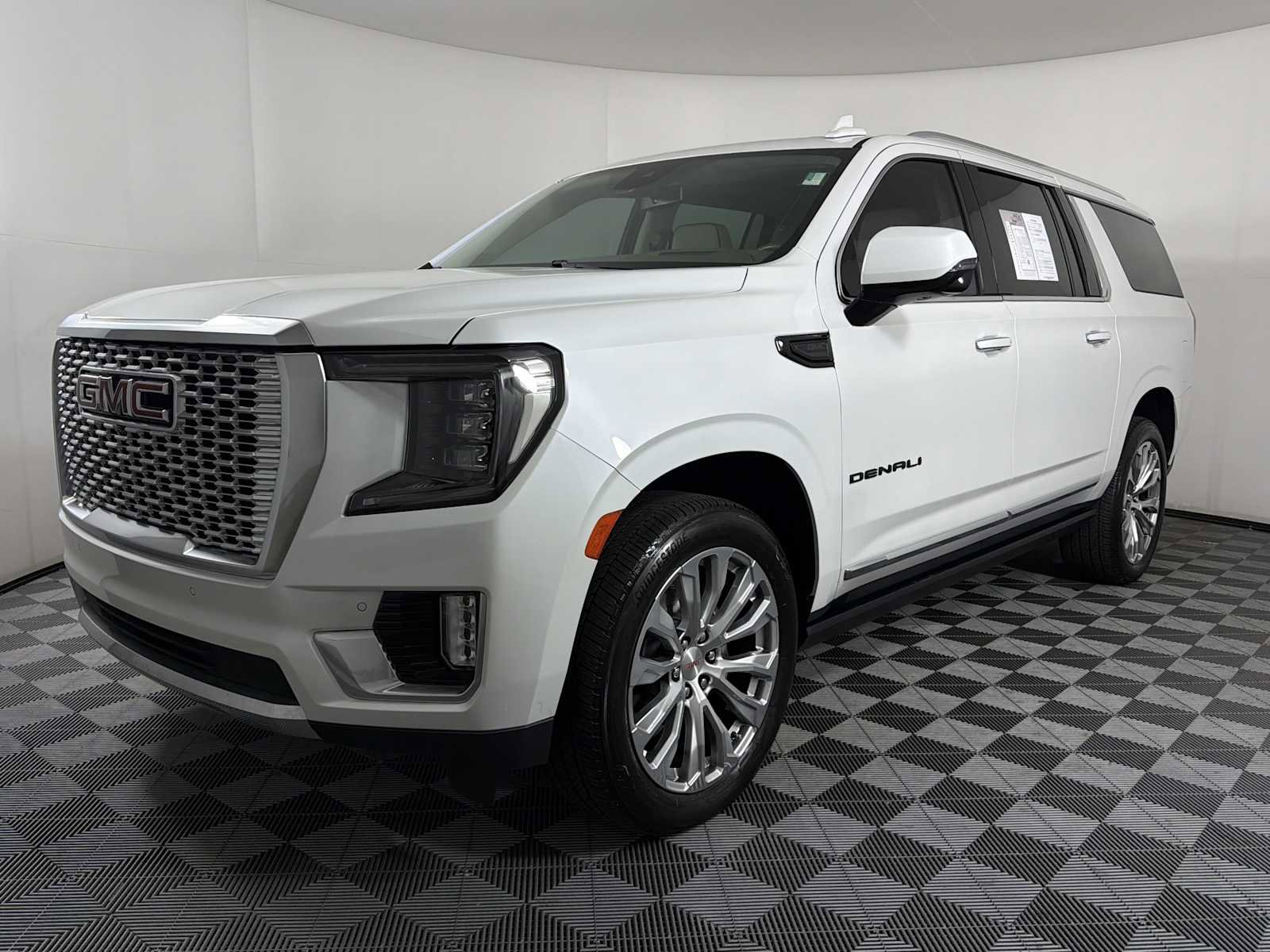 Used 2023 GMC Yukon XL Denali AWD/4WD image 3