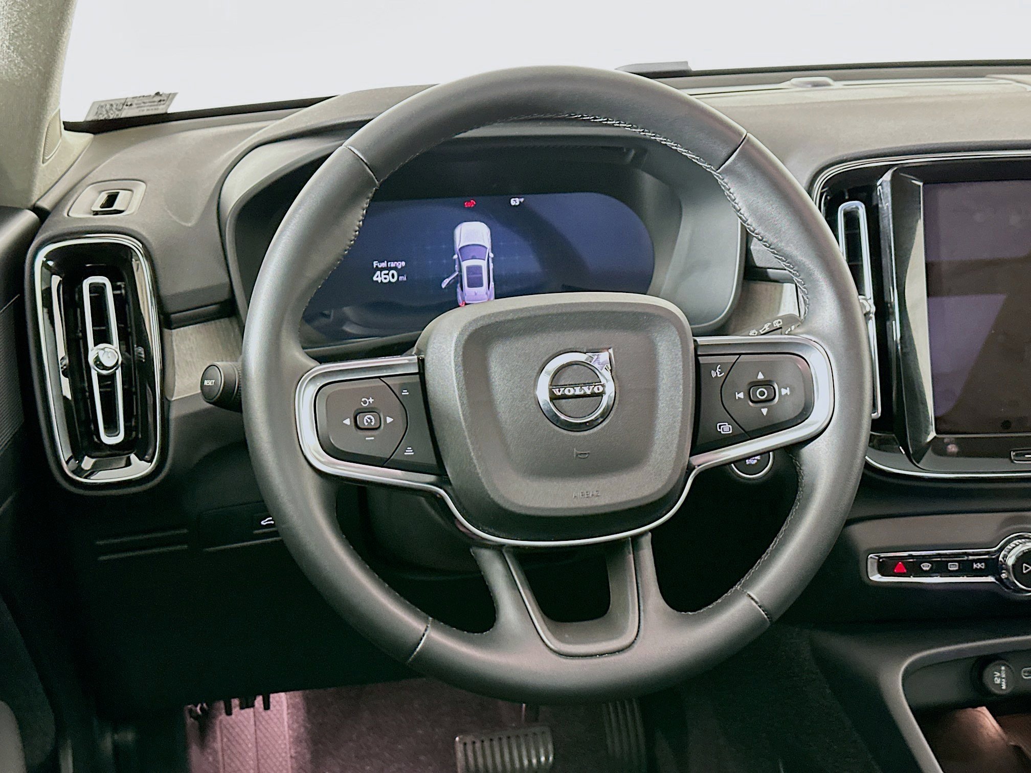 Used 2025 Volvo XC40 B5 Plus image 17