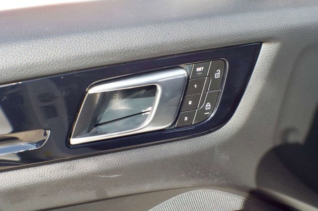 Used 2023 Porsche Cayenne image 33