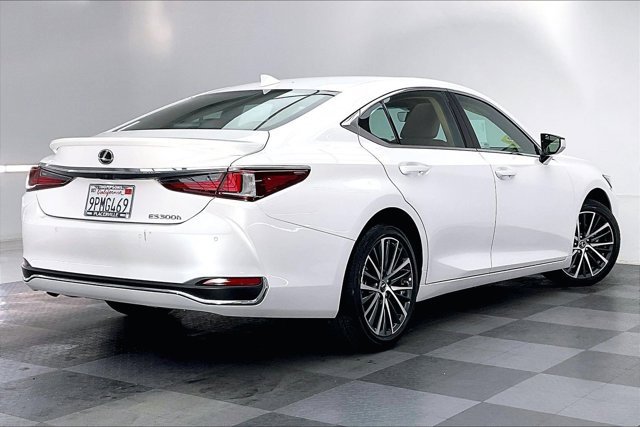 Used 2025 Lexus ES 300h w/ Premium Package image 13