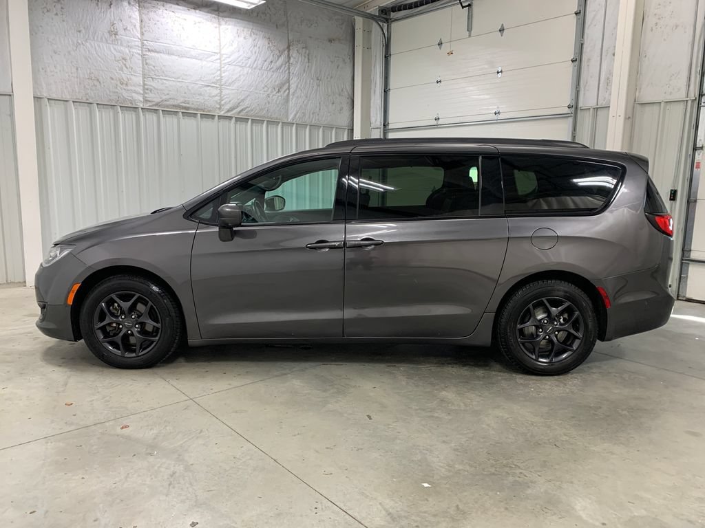 Used 2019 Chrysler Pacifica Touring-L Plus w/ Advanced Safetytec Group FWD image 4