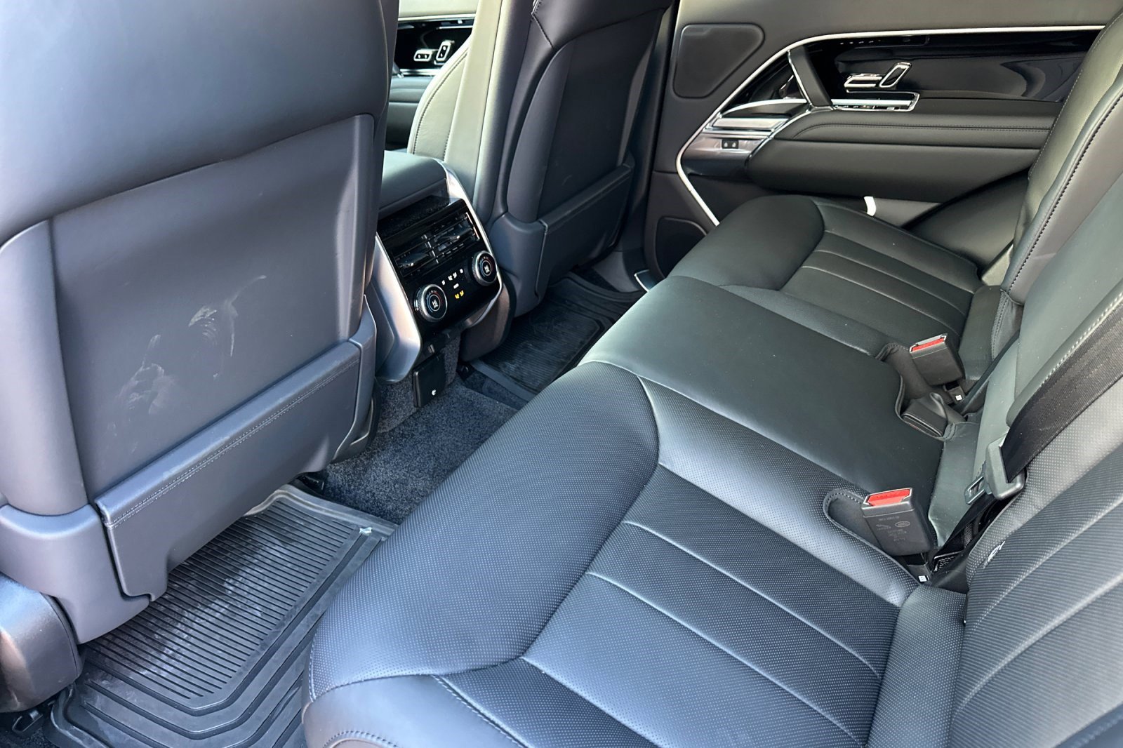 Used 2025 Land Rover Range Rover SE image 26