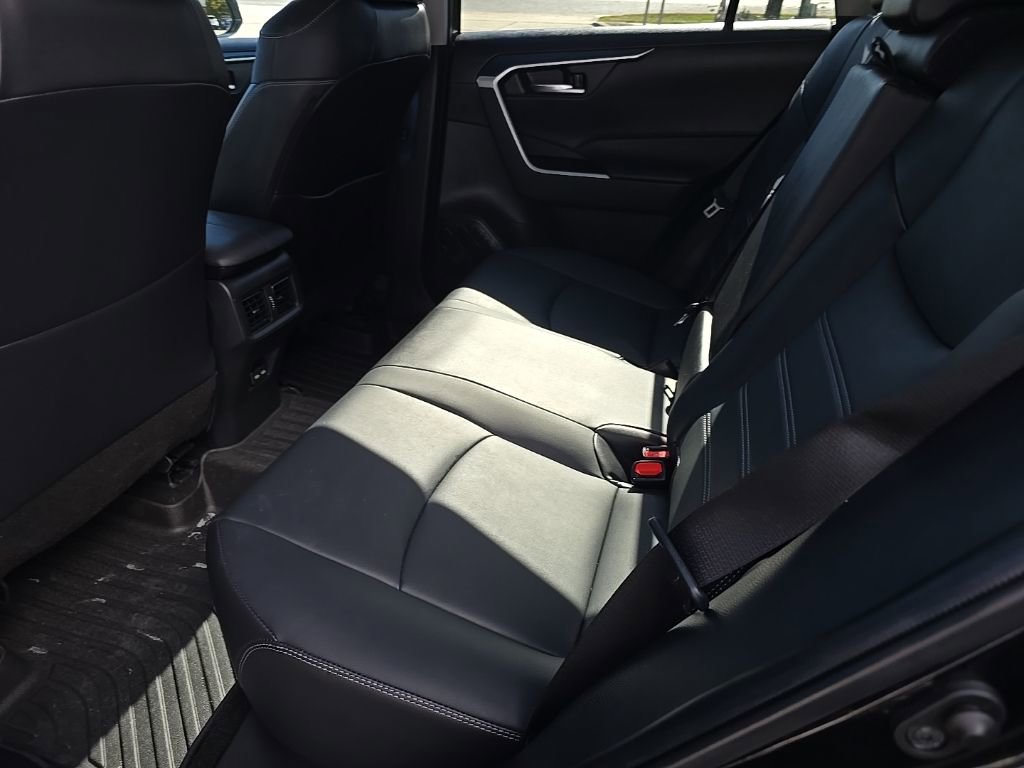Used 2022 Toyota RAV4 XLE Premium image 15