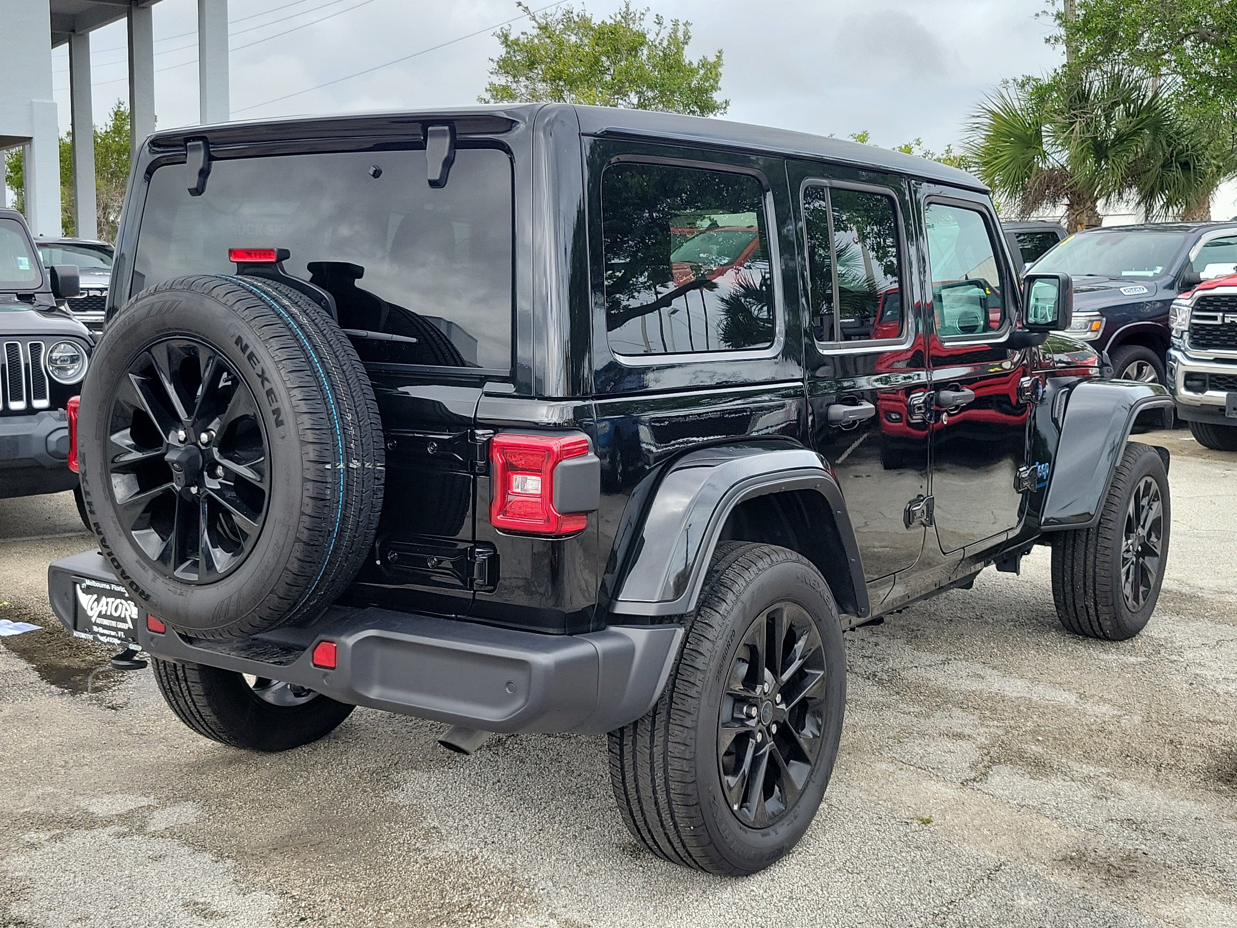 Used 2025 Jeep Wrangler Unlimited Sahara w/ Safety Group AWD/4WD image 4