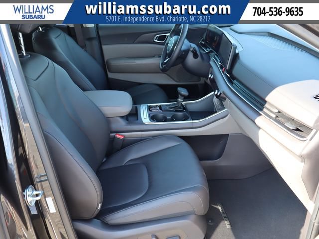 Used 2025 Kia Carnival EX FWD image 38
