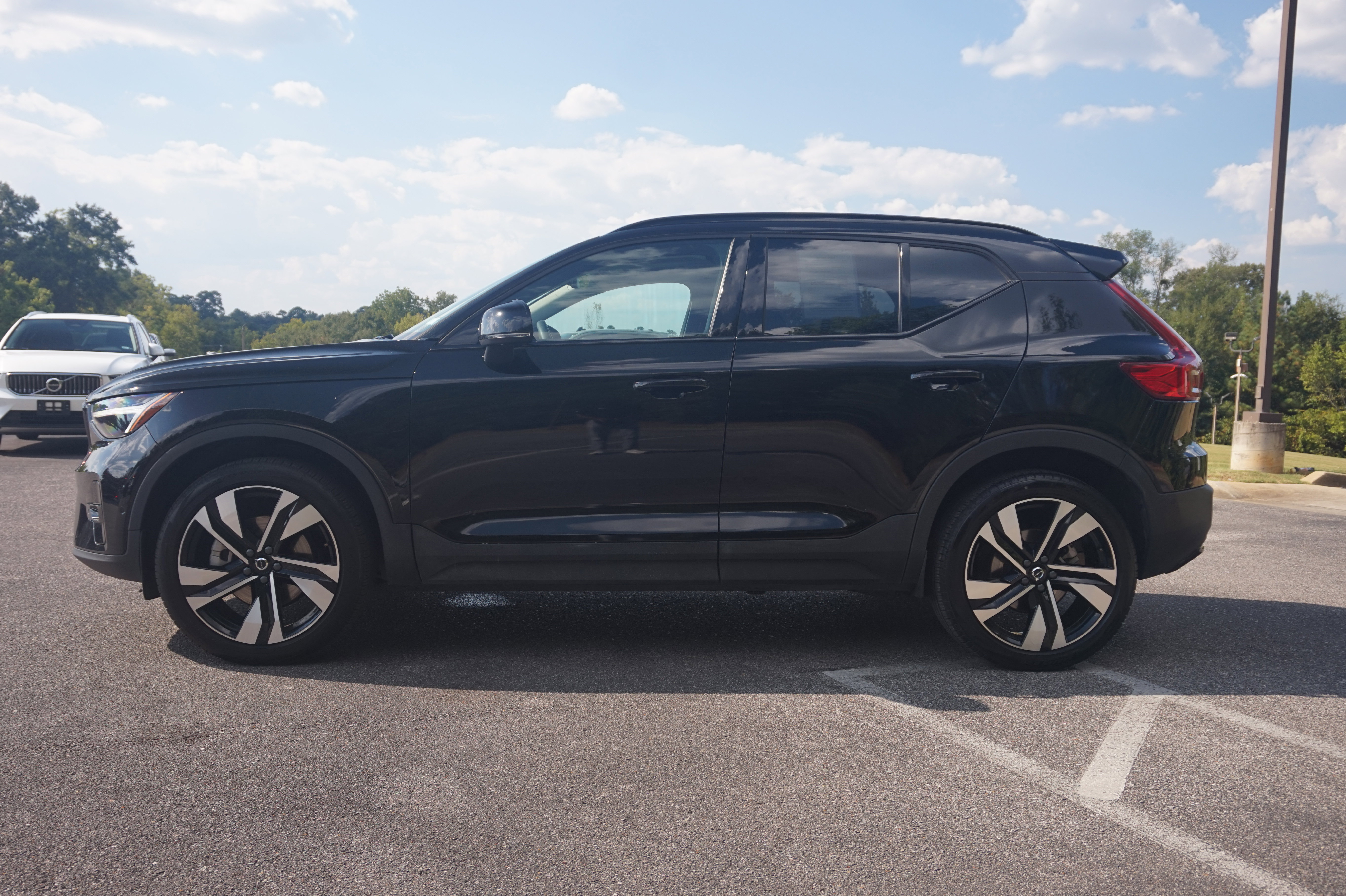 Used 2025 Volvo XC40 B5 Plus image 6