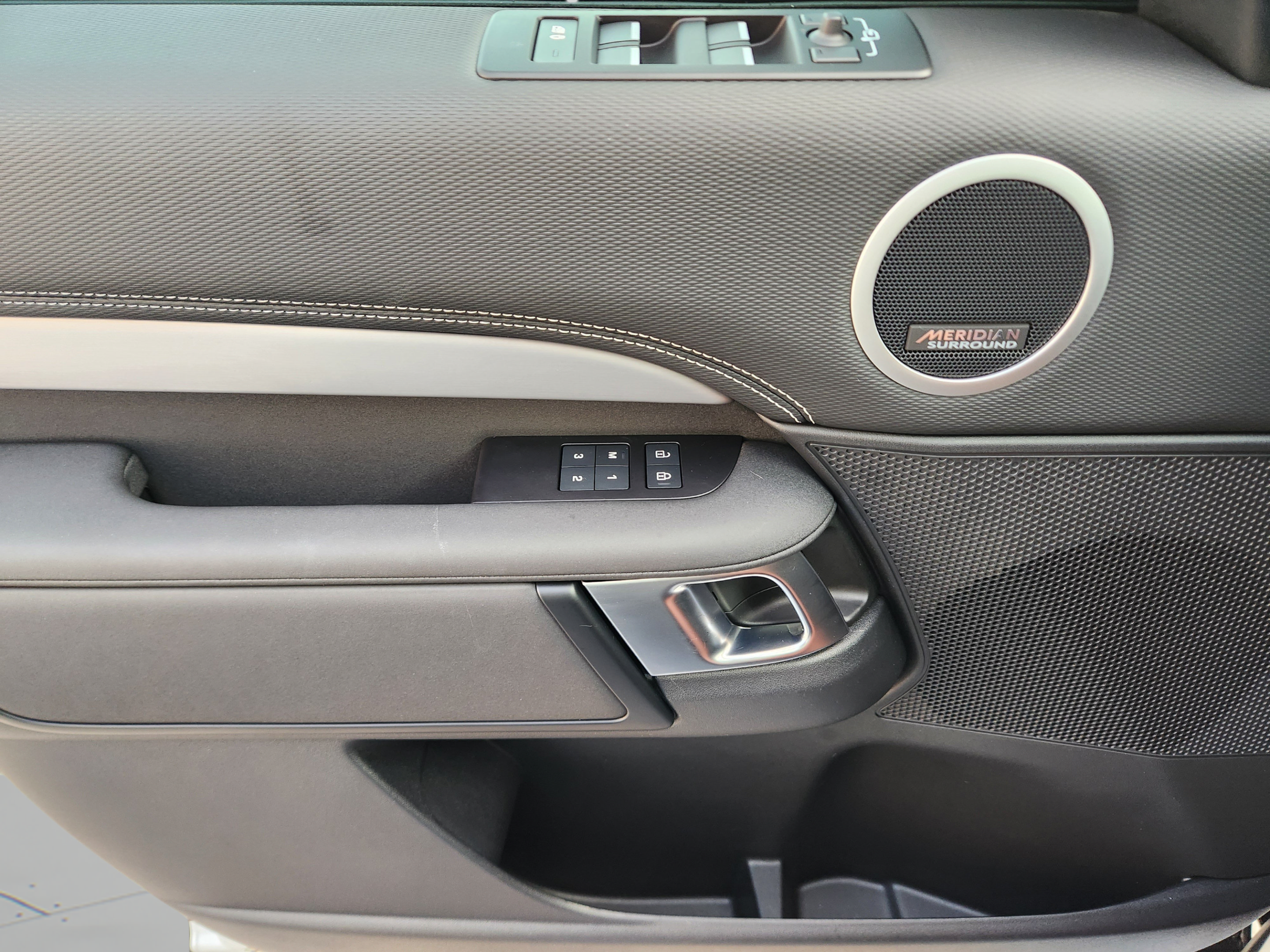 Certified 2025 Land Rover Discovery Dynamic SE AWD/4WD image 19