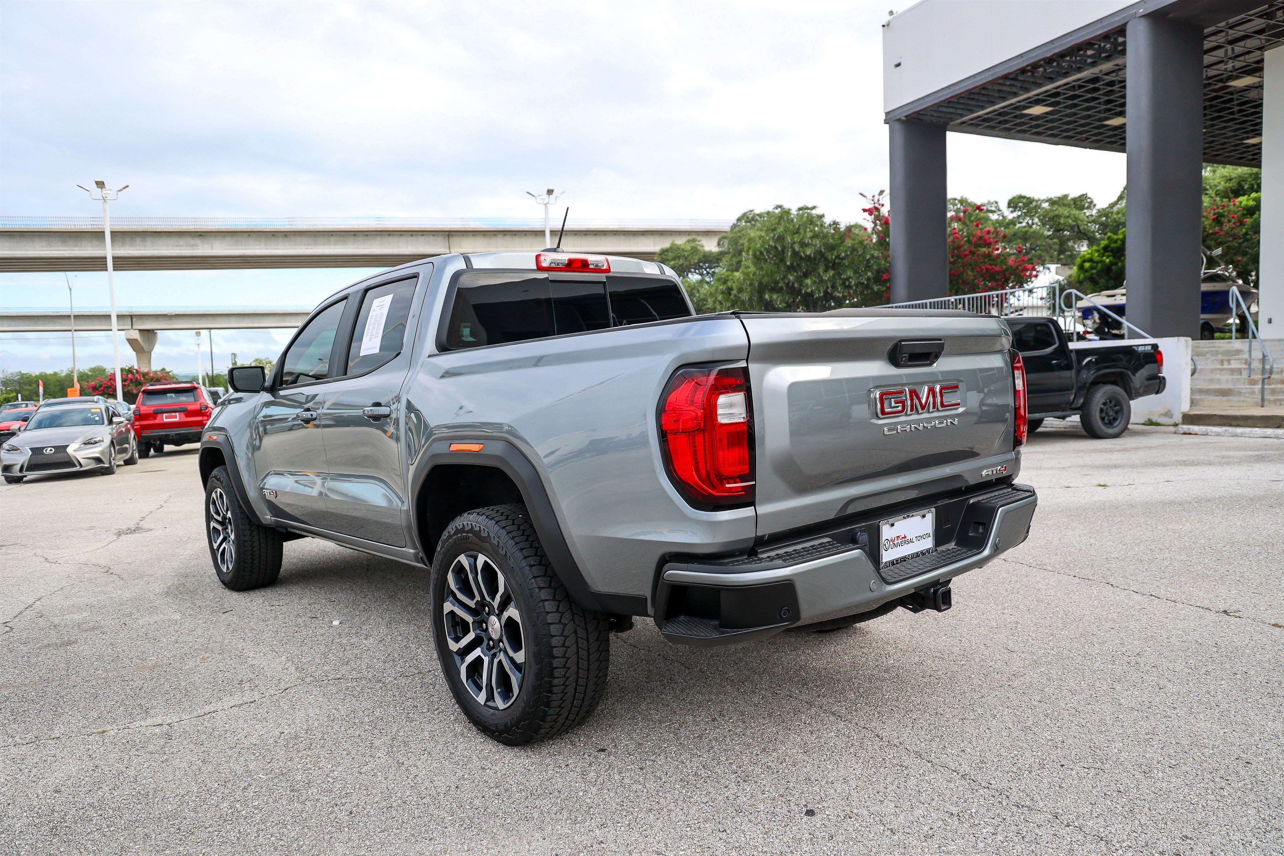 Used 2023 GMC Canyon AT4 w/ AT4 Premium Package AWD/4WD image 9