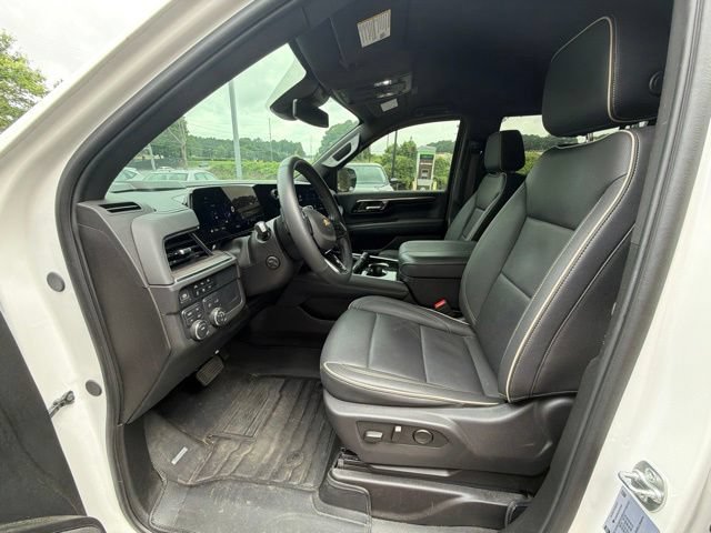 Used 2025 Chevrolet Suburban Premier AWD/4WD image 8