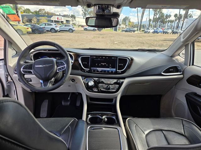 Used 2023 Chrysler Pacifica Touring-L image 17