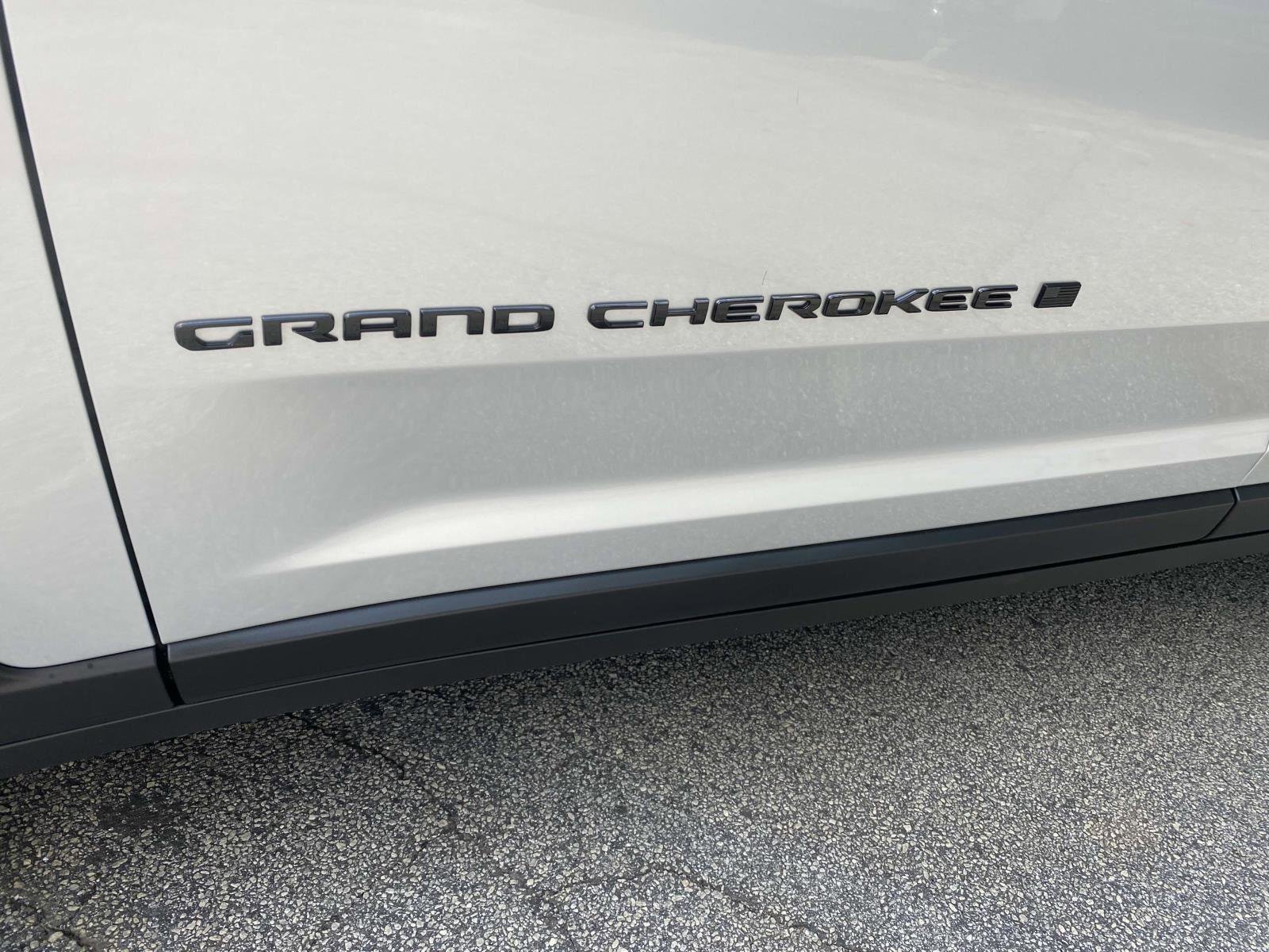 New 2025 Jeep Grand Cherokee Limited w/ Luxury Tech Group II image 14