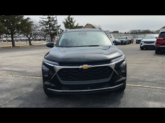 Used 2025 Chevrolet Trax LT w/ Sunroof Package image 4