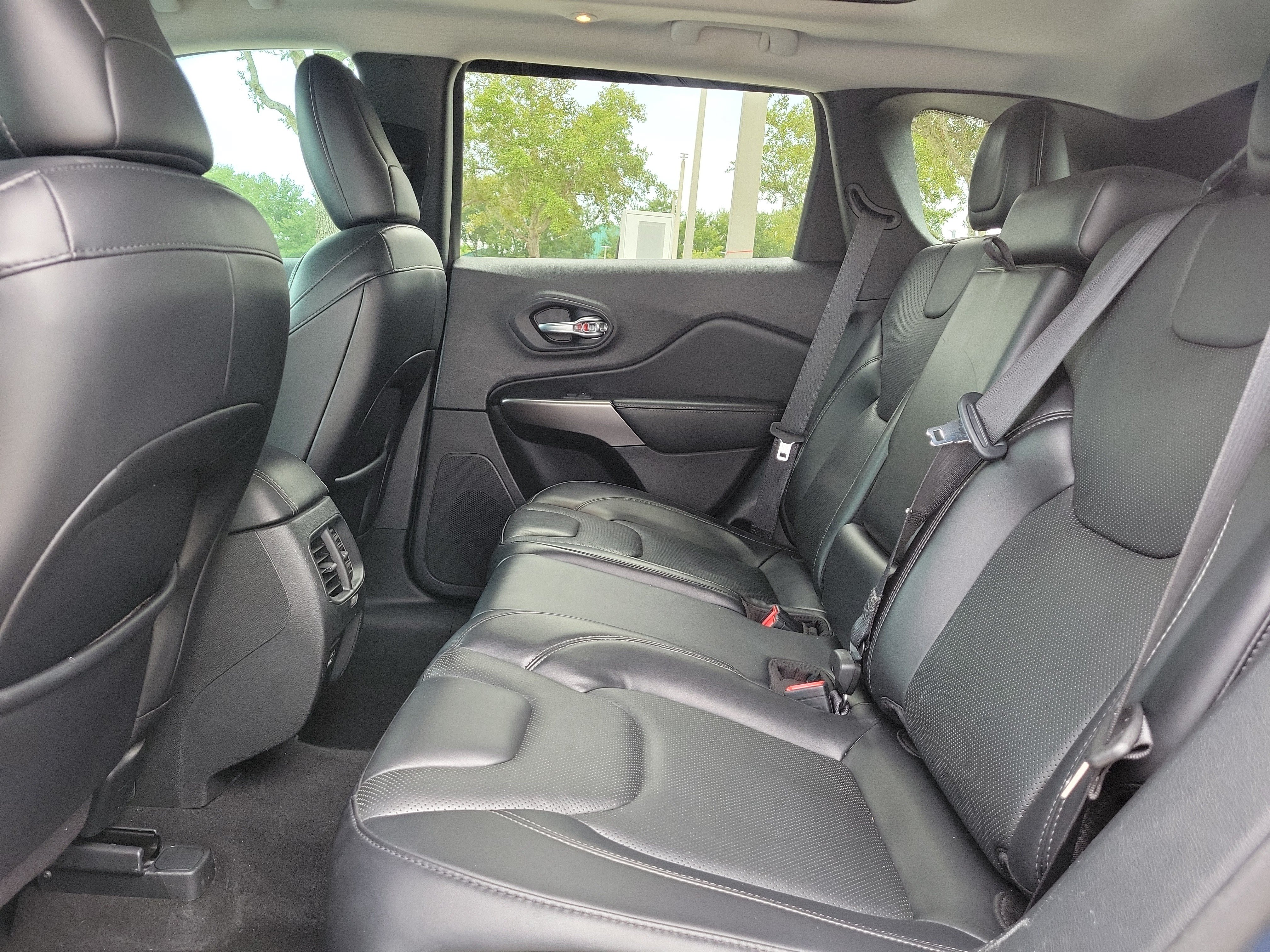 Used 2021 Jeep Cherokee Latitude Lux w/ Sun & Sound Group FWD image 17