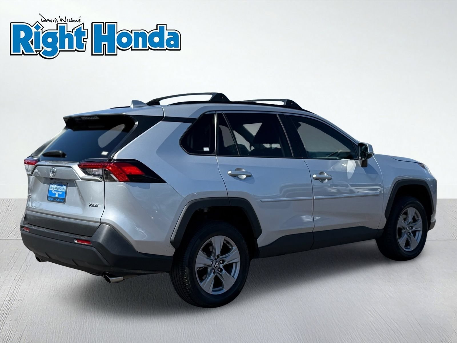 Used 2022 Toyota RAV4 XLE w/ XLE Grade Weather Package FWD image 8