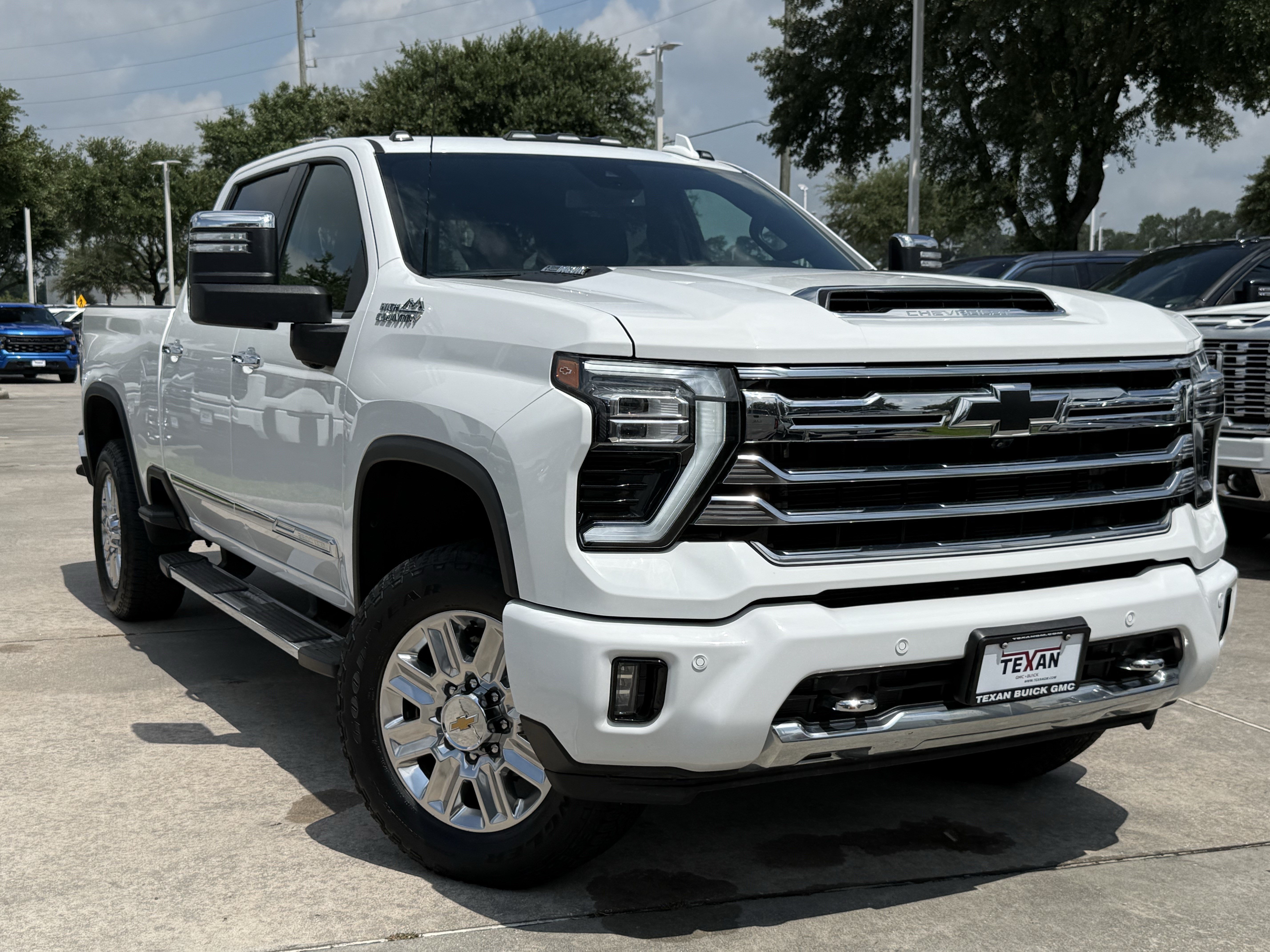 Used 2024 Chevrolet Silverado 2500 High Country AWD/4WD image 2