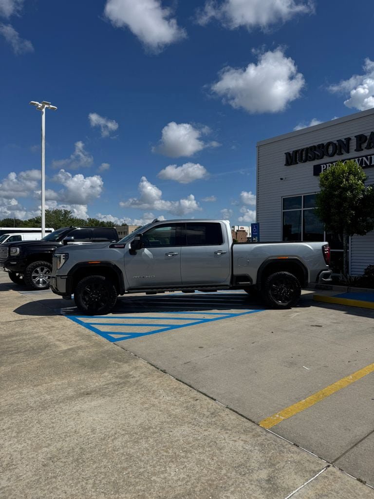 Used 2024 GMC Sierra 2500 AT4 w/ AT4 Preferred Package image 3