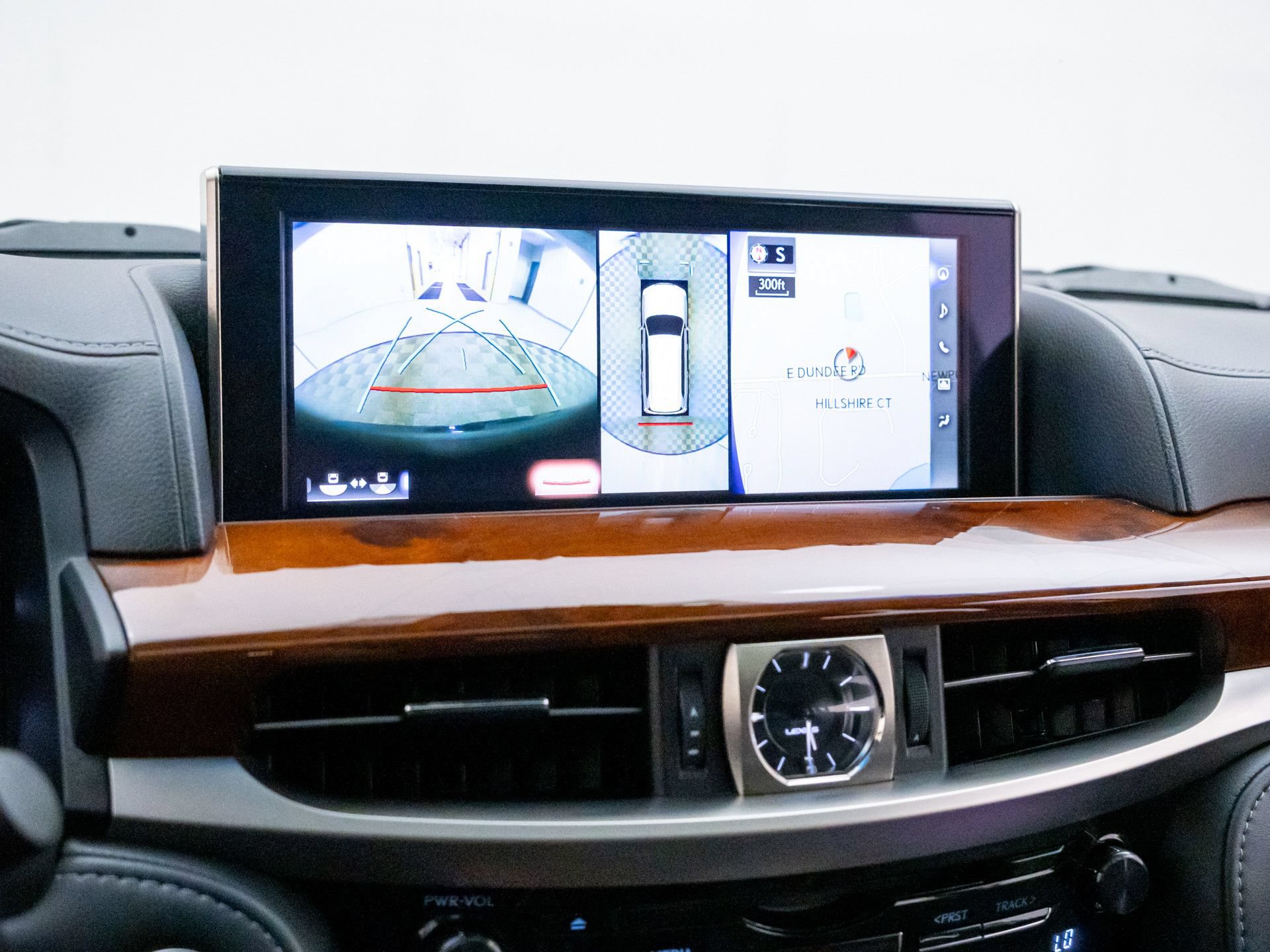 Used 2020 Lexus LX 570 4WD w/ Luxury Package image 26