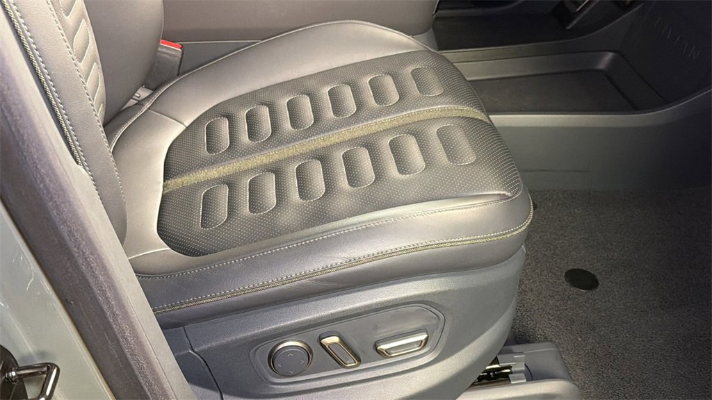 Used 2022 Rivian R1S Launch Edition image 11