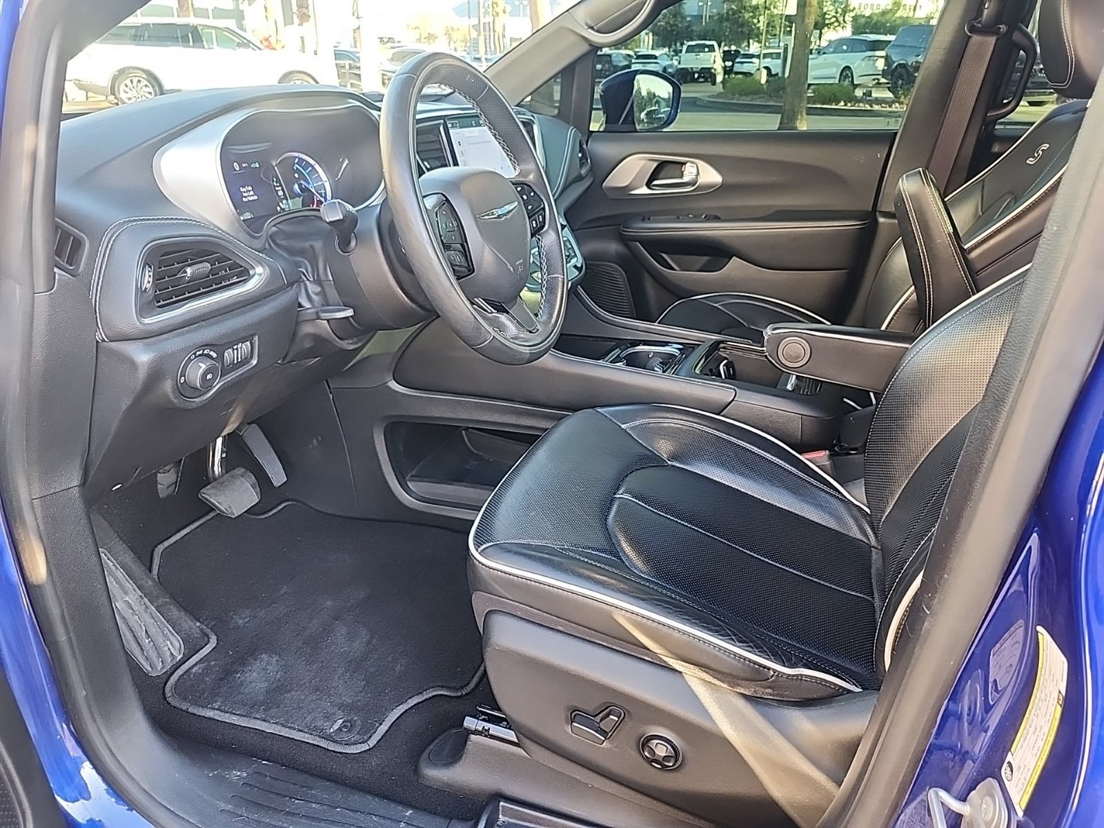 Used 2021 Chrysler Pacifica Limited w/ Uconnect Theater Family Group FWD image 13