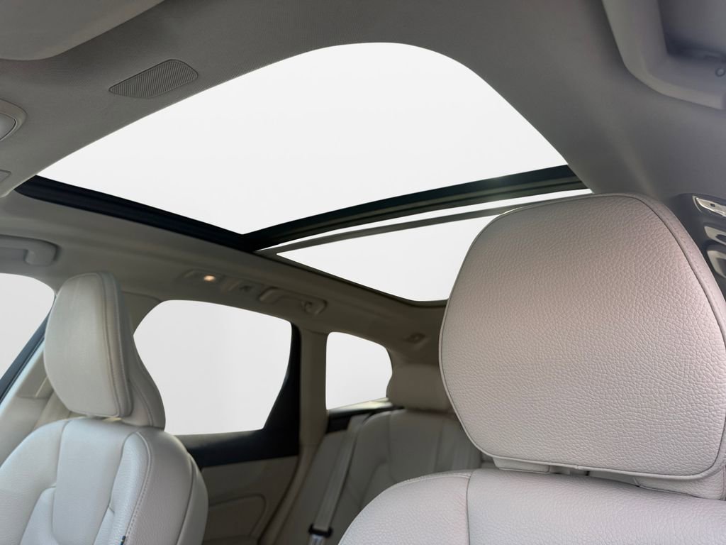 Used 2024 Volvo XC60 B5 Plus image 30