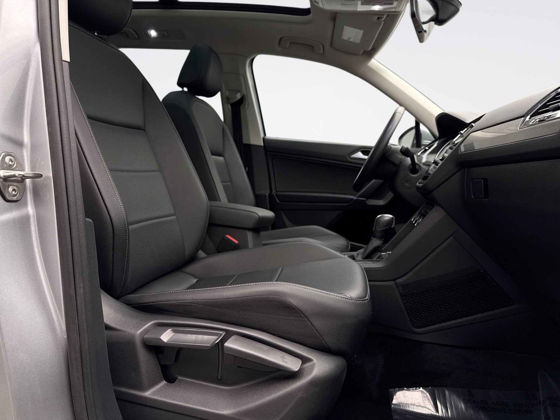 Used 2020 Volkswagen Tiguan SE w/ Panoramic Sunroof Package image 17