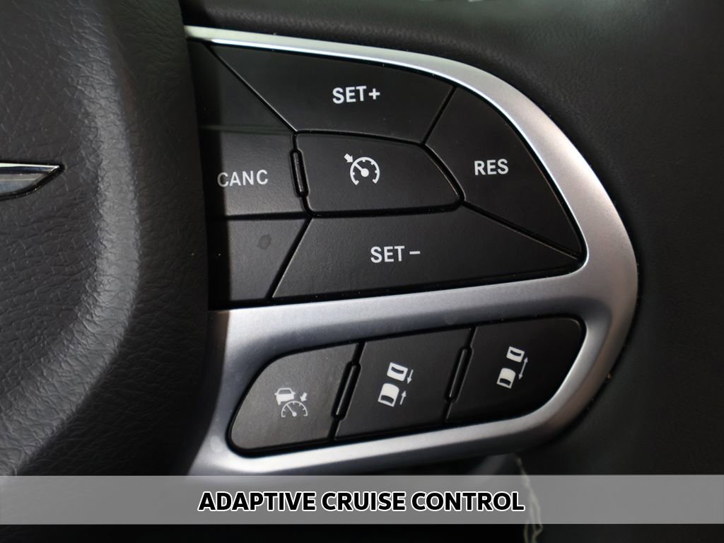 Used 2025 Chrysler Pacifica Select FWD image 4
