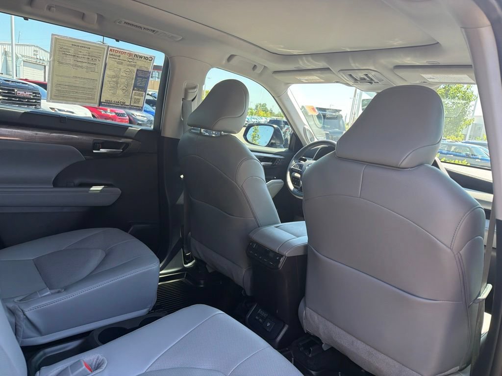 Used 2025 Toyota Highlander Platinum AWD/4WD image 16