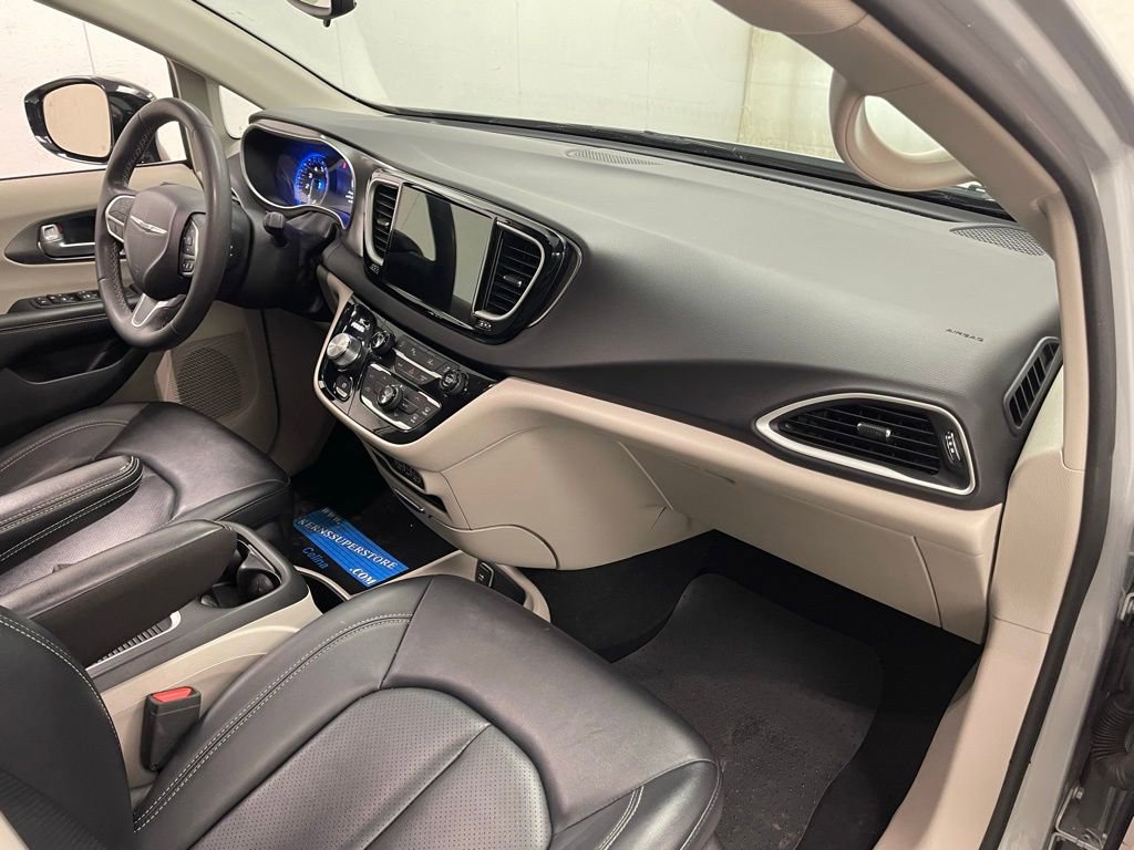 Used 2024 Chrysler Pacifica Touring-L image 13