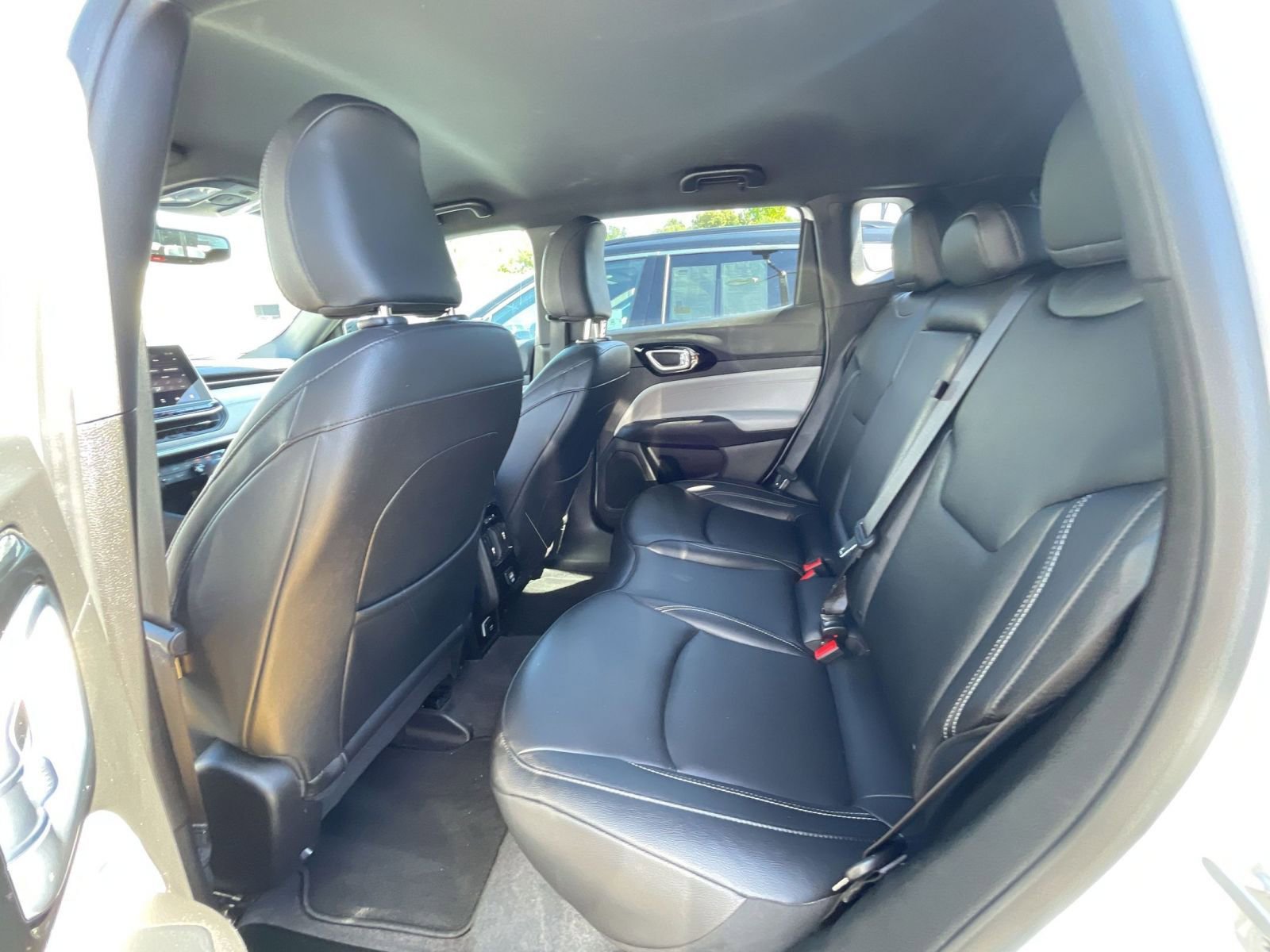 Used 2025 Jeep Compass Limited image 17
