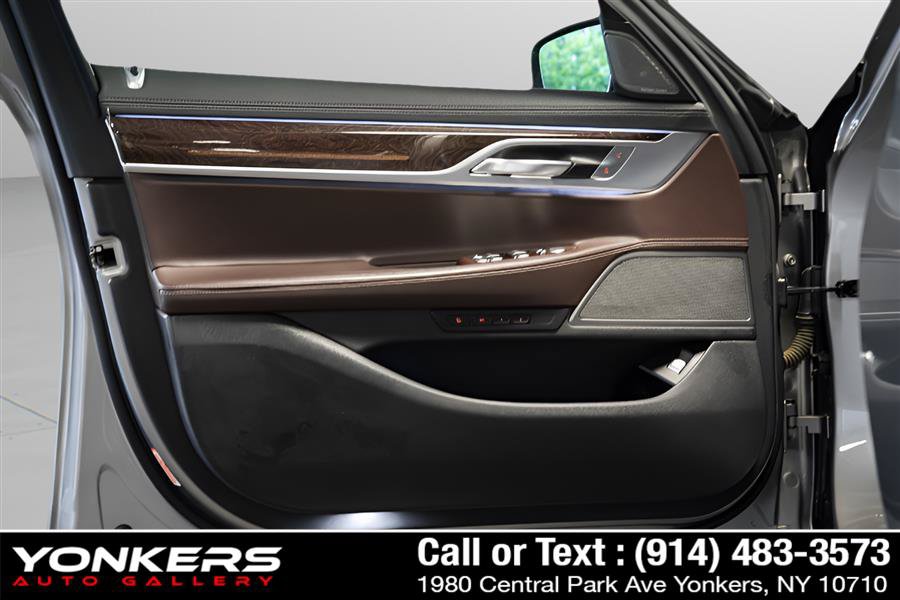 Used 2020 BMW 740i w/ M Sport Package RWD image 38