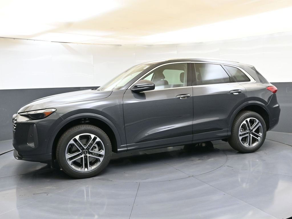 Used 2025 Audi Q5 Premium w/ Convenience Package image 2