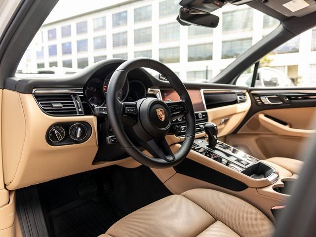 Certified 2025 Porsche Macan S image 4