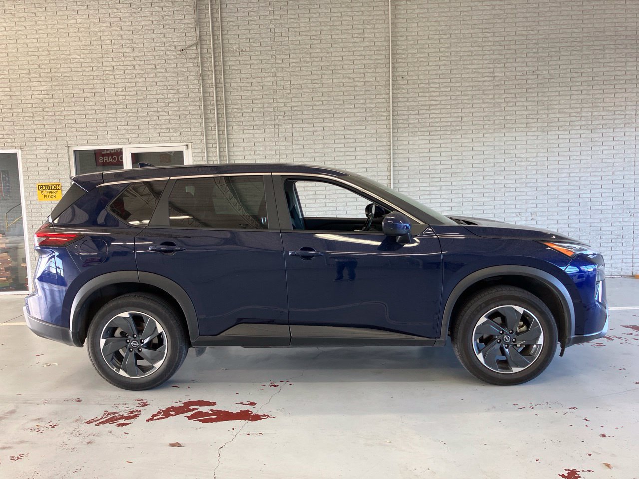 Used 2025 Nissan Rogue SV FWD image 2