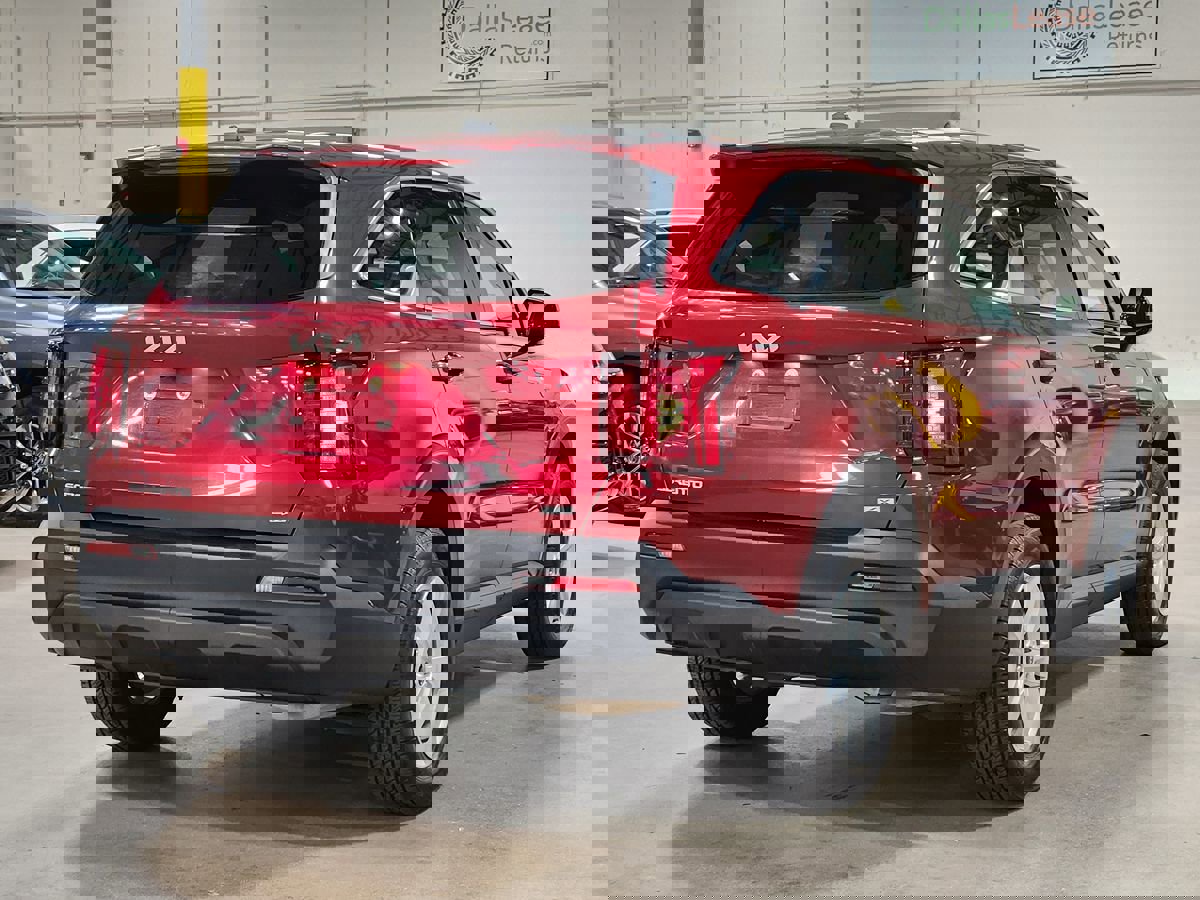 Used 2023 Kia Sorento LX image 8