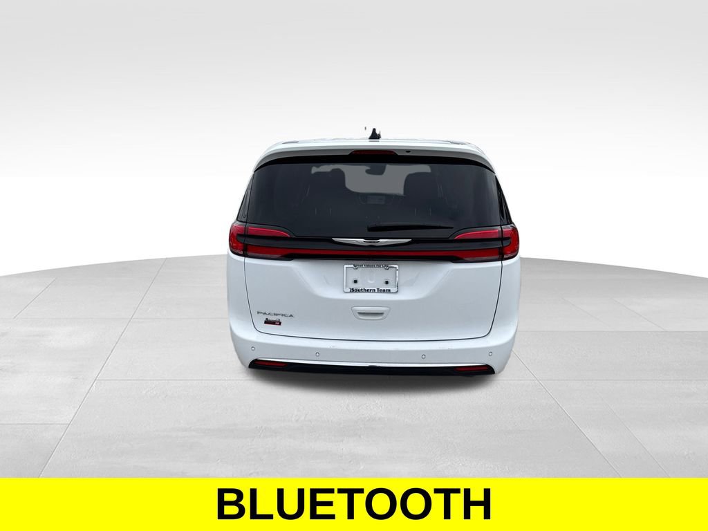 Used 2024 Chrysler Pacifica Touring-L FWD image 5