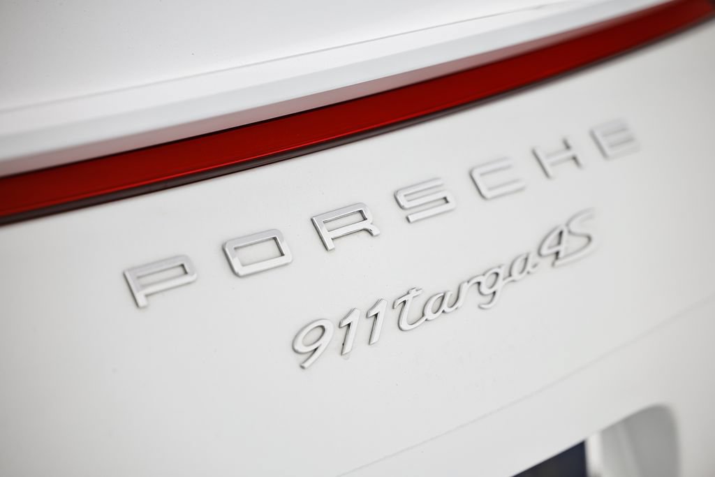 Certified 2018 Porsche 911 Targa 4S w/ Sportdesign Package AWD/4WD image 17