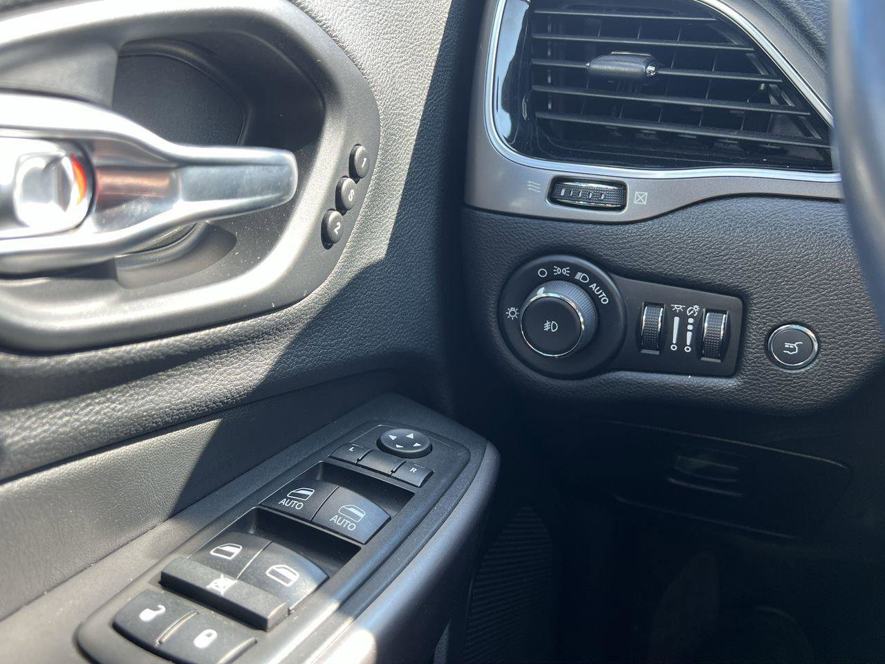 Used 2019 Jeep Cherokee Limited image 18