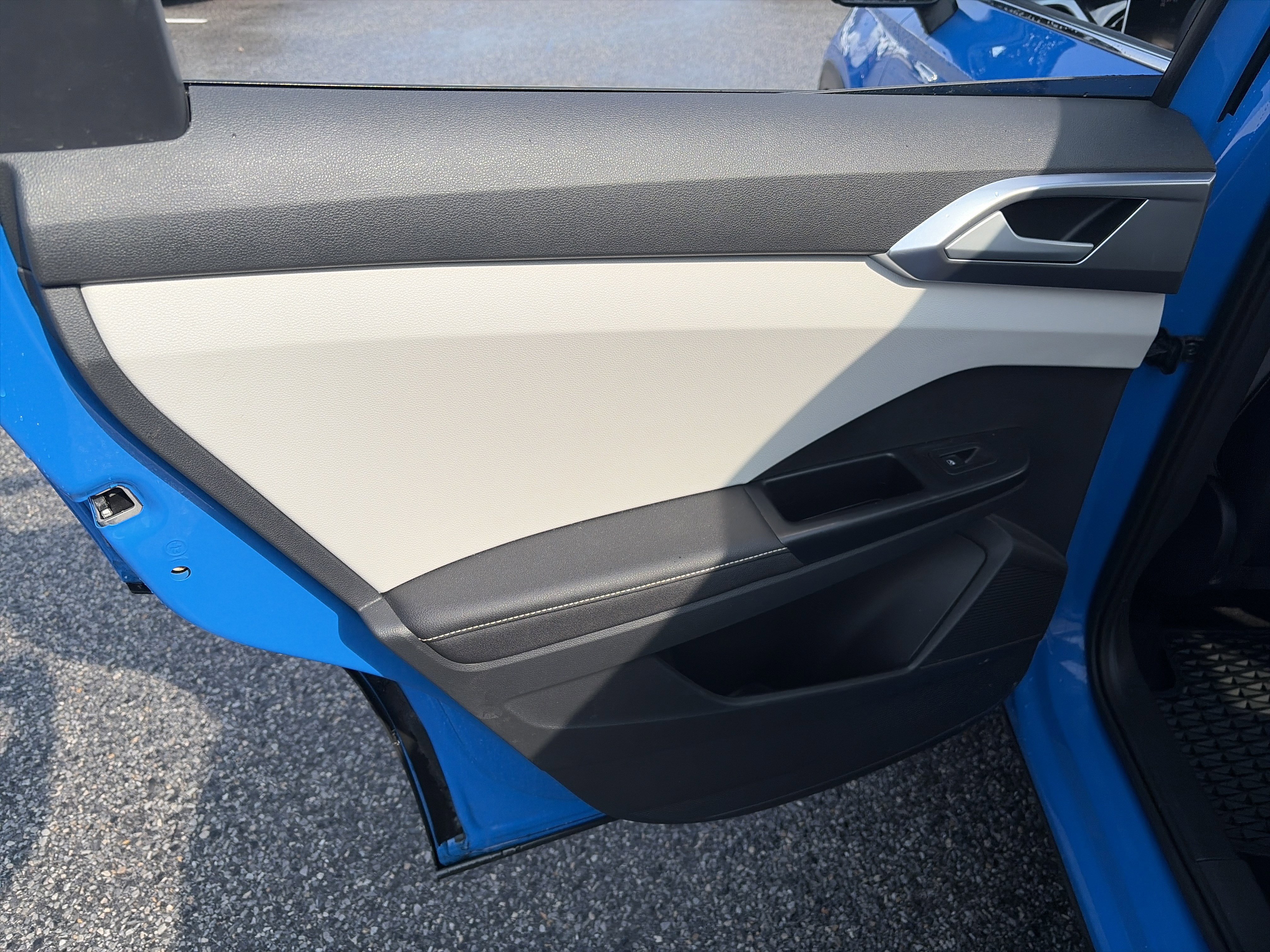 Certified 2025 Volkswagen Taos SE image 12