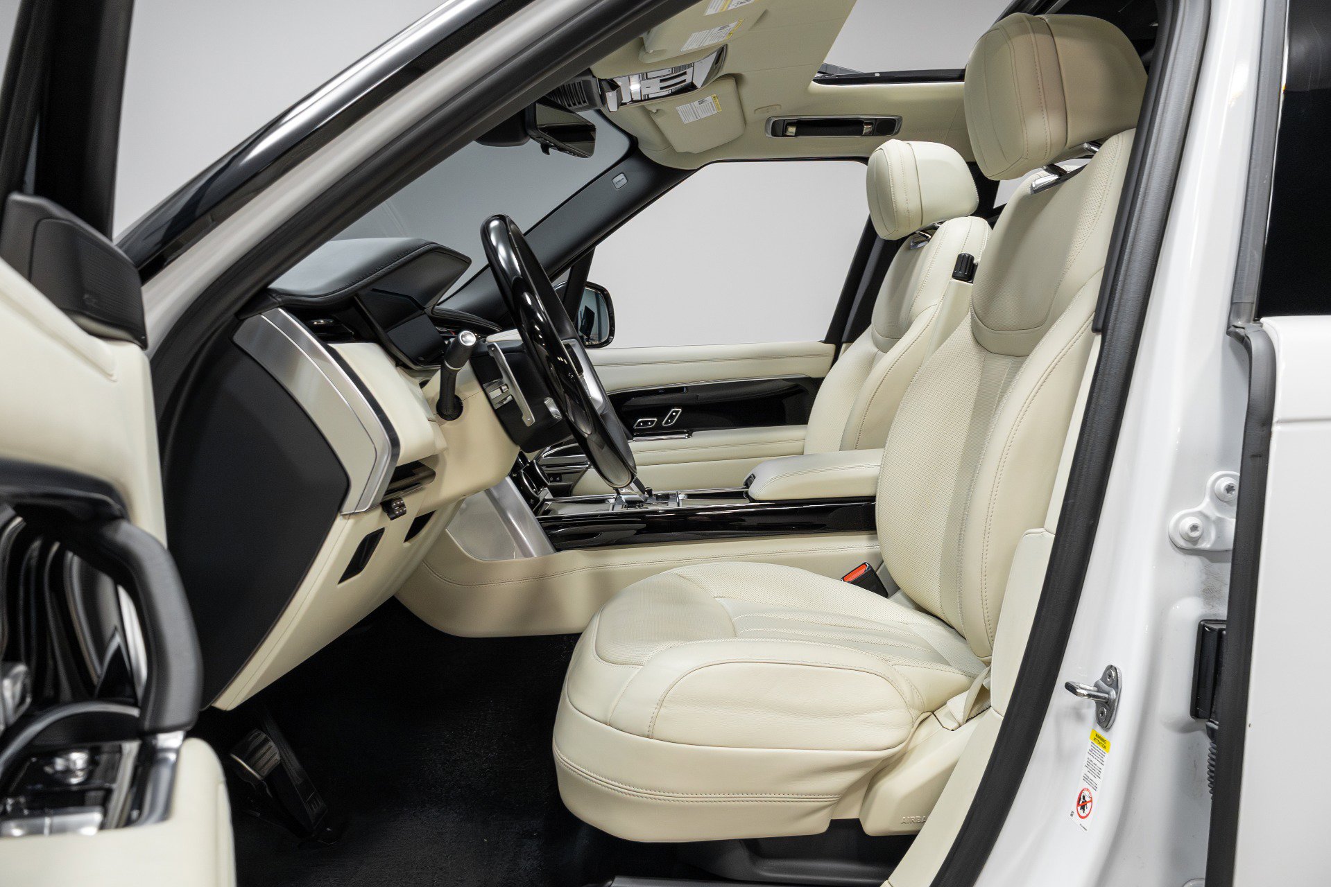 Used 2023 Land Rover Range Rover Long Wheelbase Autobiography image 5