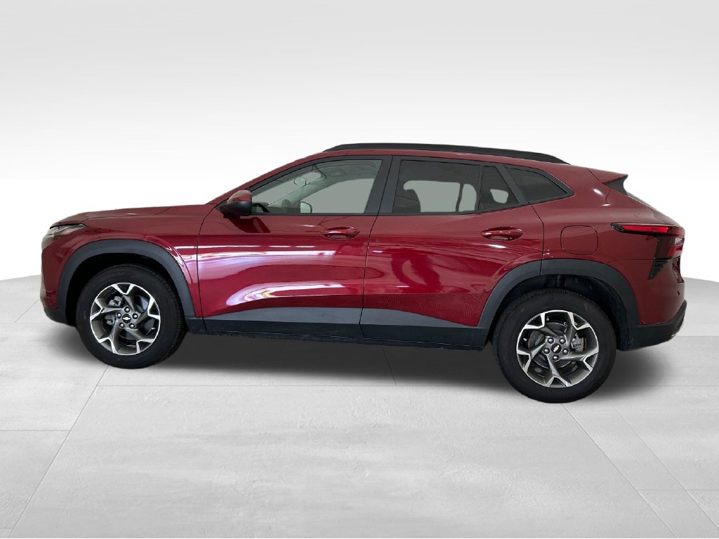 Used 2025 Chevrolet Trax LT FWD image 2