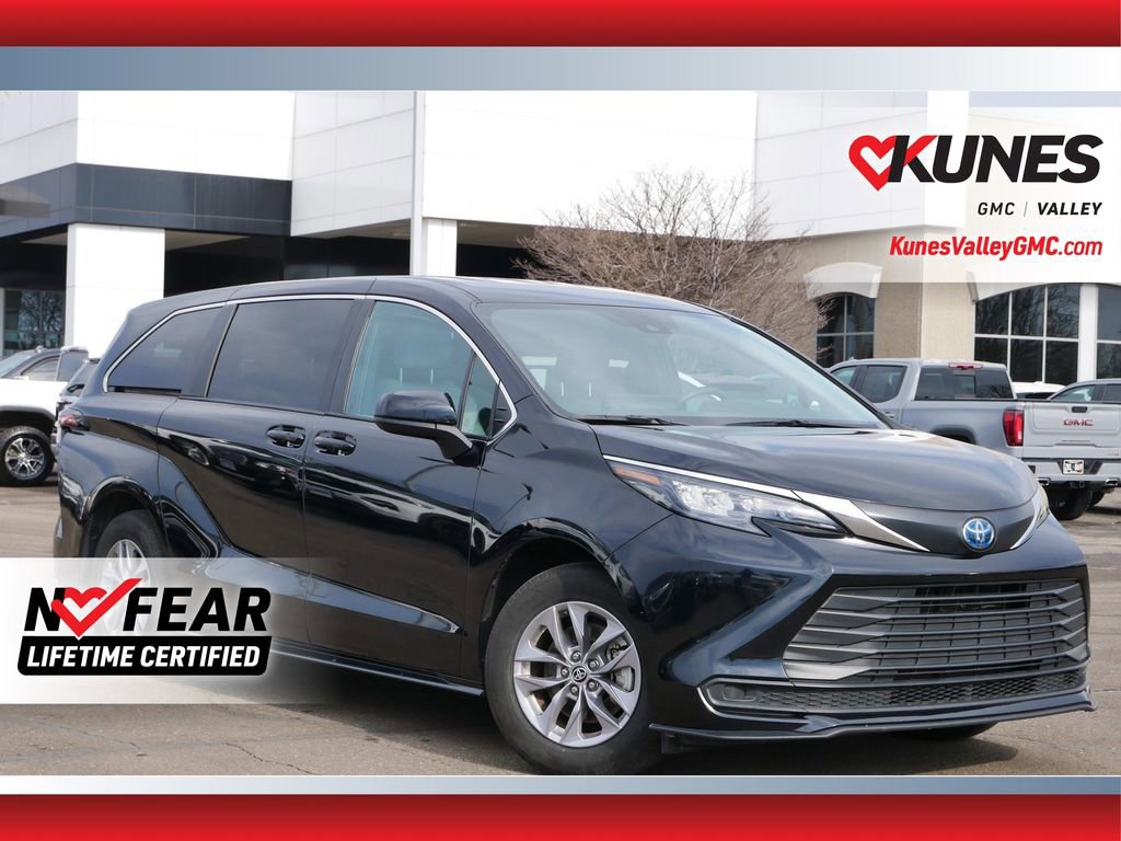 Used 2025 Toyota Sienna LE image 1