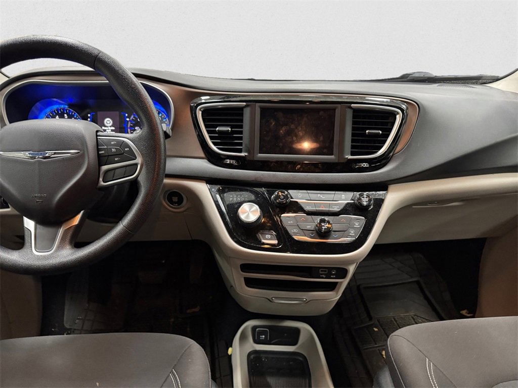 Used 2020 Chrysler Voyager L image 11