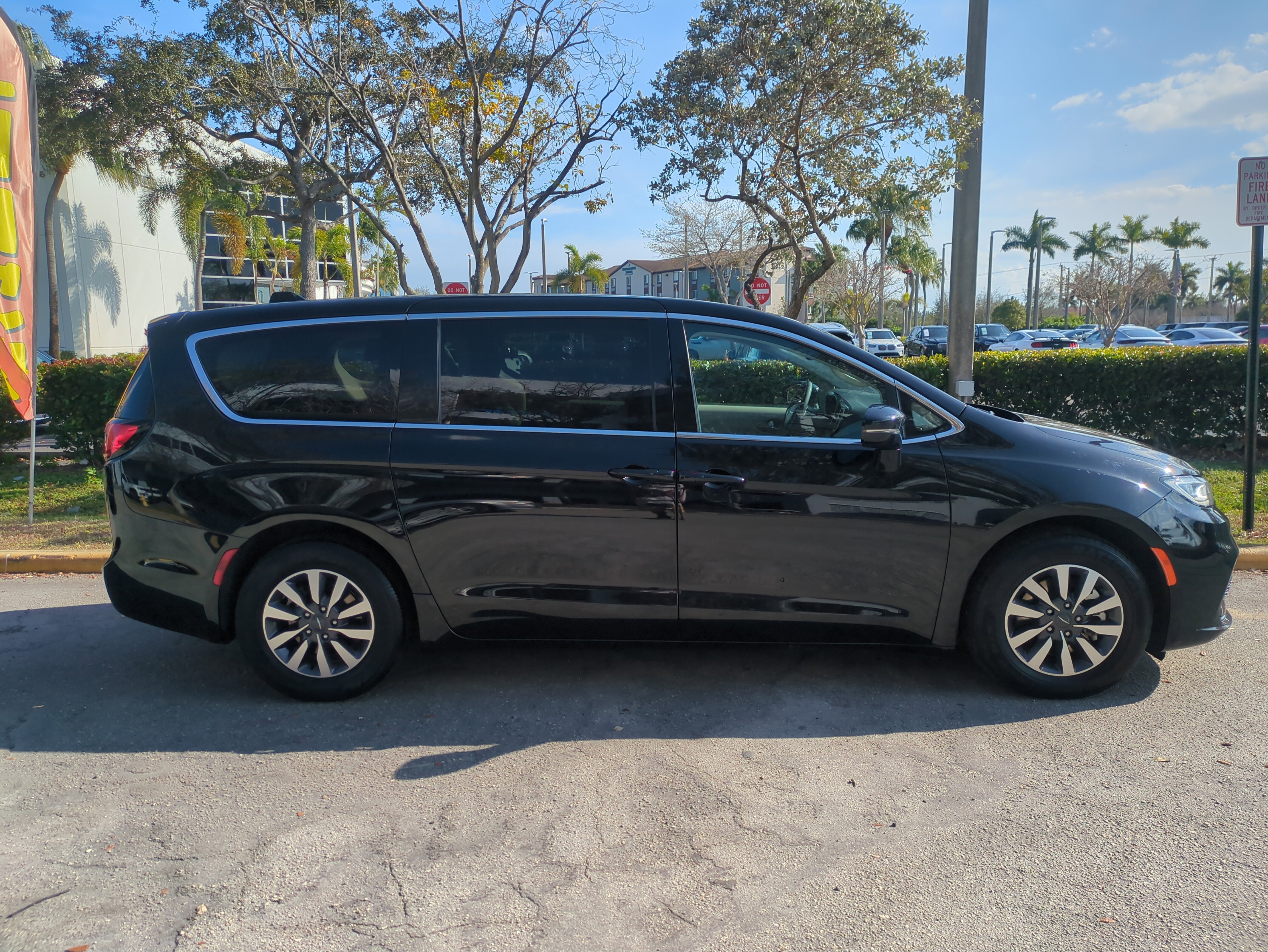 Certified 2024 Chrysler Pacifica Select image 4