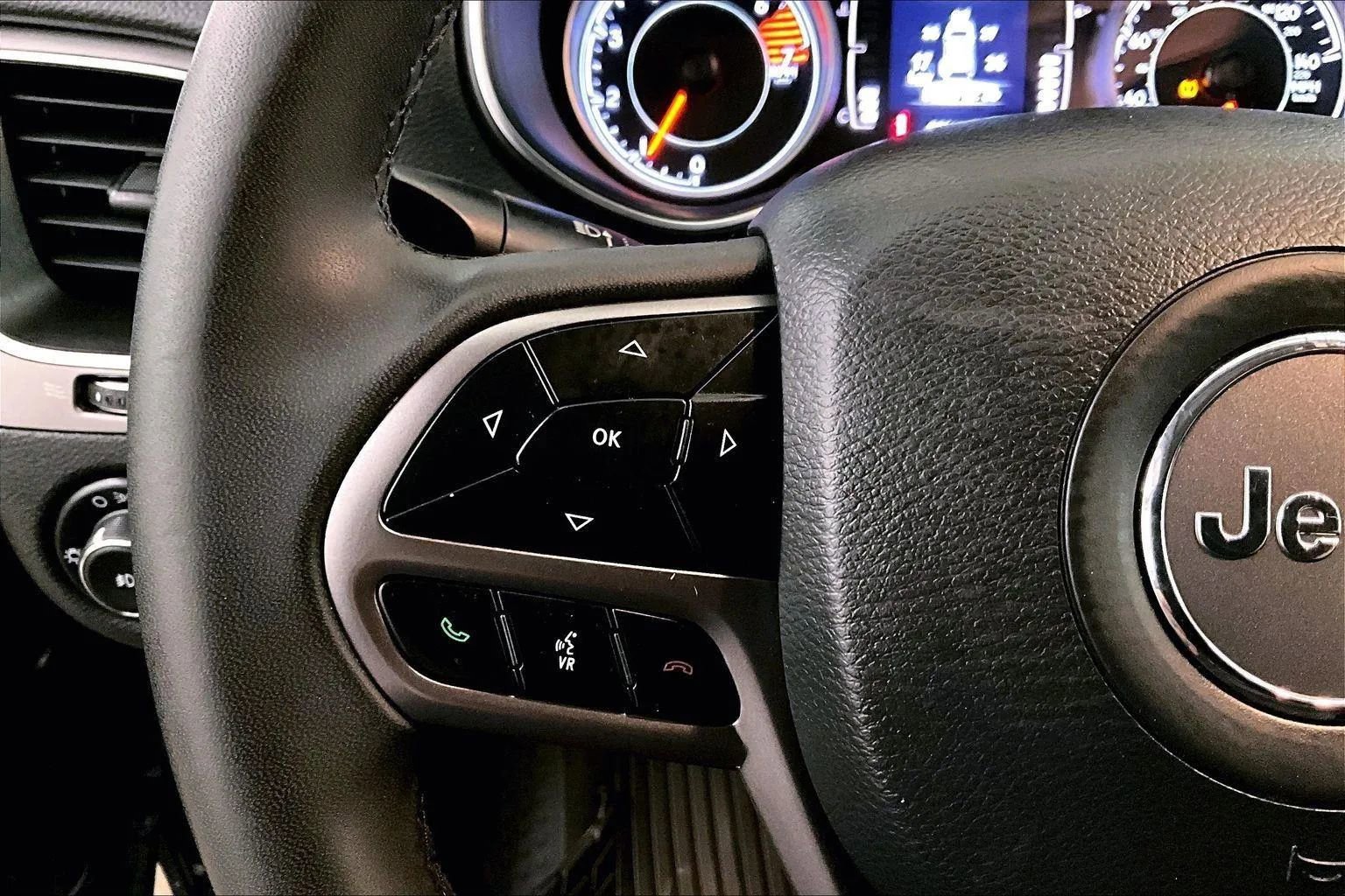 Used 2020 Jeep Cherokee Latitude Plus image 17