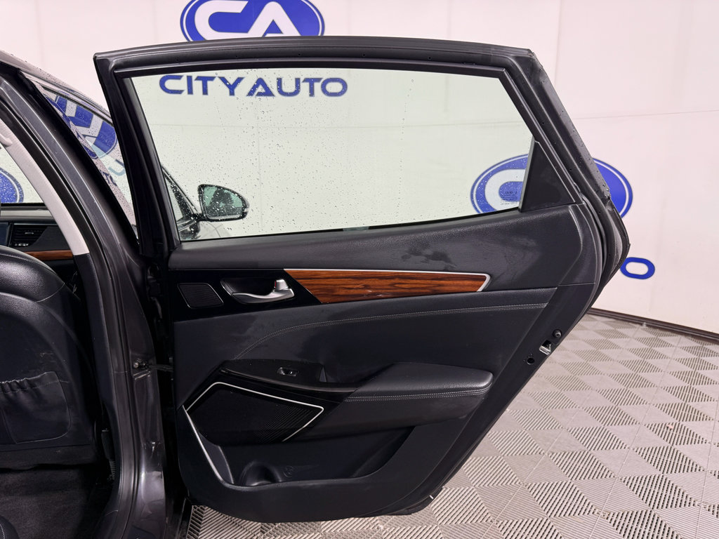 Used 2018 Kia Cadenza Technology image 14