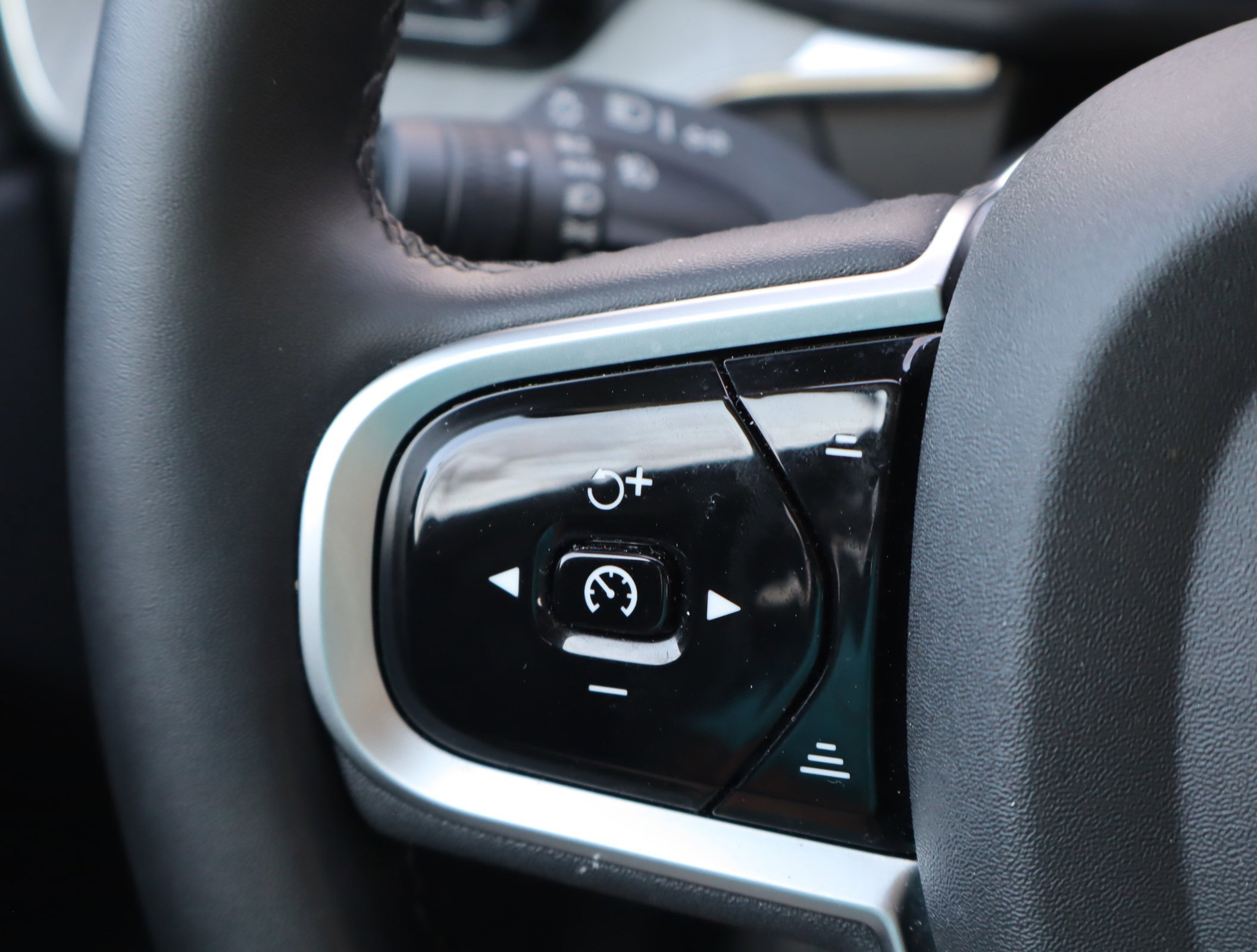 Used 2025 Volvo XC60 B5 Plus image 23